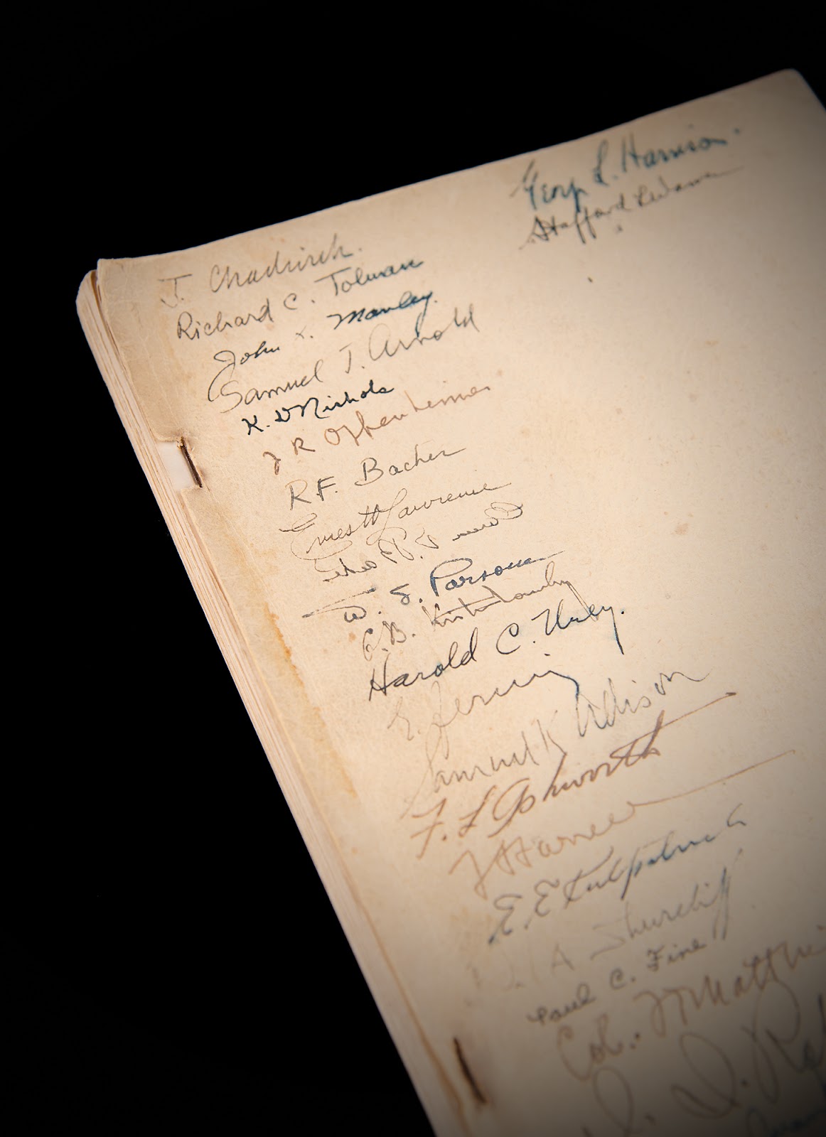 Atomic bomb report signed by many major contributors of the Manhattan Project including J. Robert Oppenheimer, Ernest O. Lawrence, James Chadwick, Enrico Fermi, and Isidor I. Rabi.